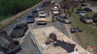 The Walking Dead  Horda de Caminantes en la Carretera de Atlanta Latino [upl. by Eetak741]