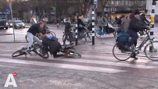 Fietsers onderuit op spekgladde Berlagebrug [upl. by Damick440]